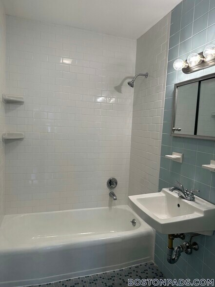 Building Photo - 2018 Commonwealth Ave