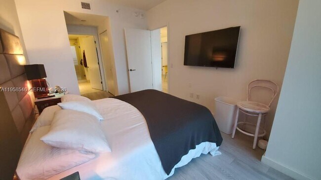 Building Photo - 501 NE 31st St