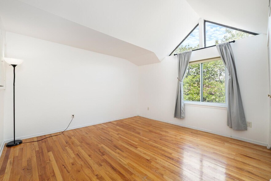 Building Photo - 743 10th St