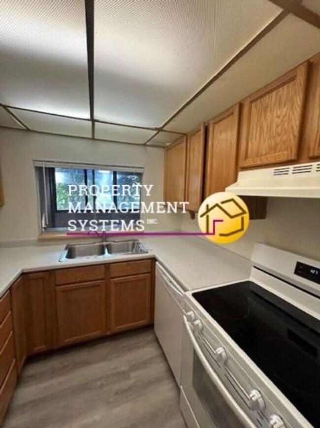 Building Photo - 2 Bedroom Sugarhouse Apartment