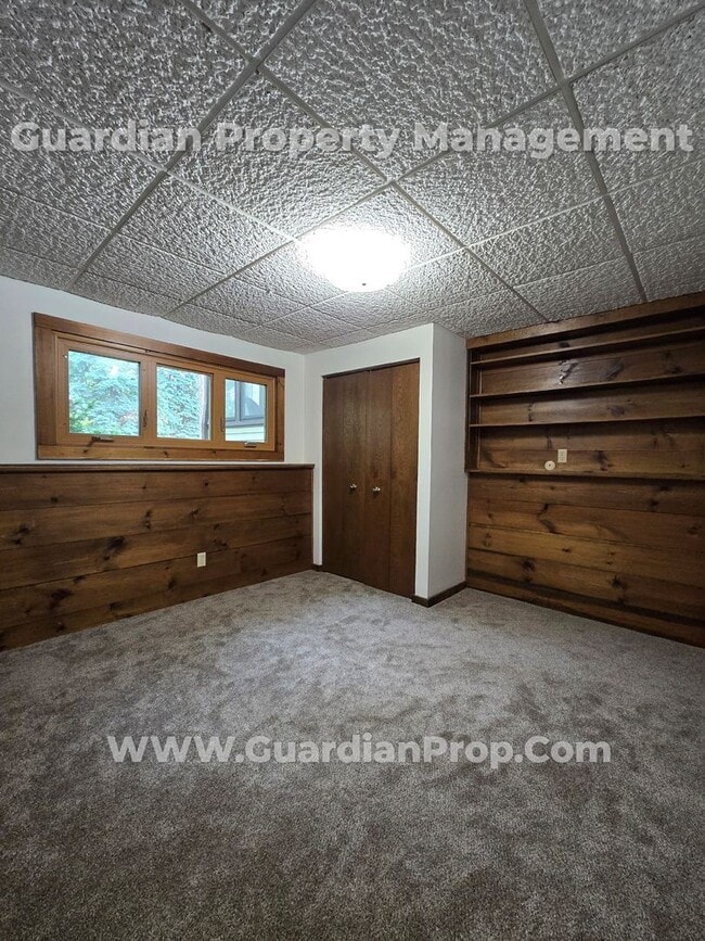 Building Photo - Available now! Spacious Shoreview Home, En...