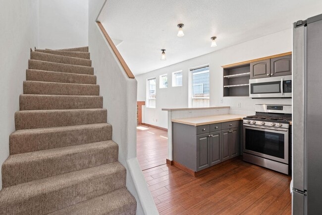 Building Photo - Charming 3-bdrm/2-bath Slender Home in Roseway. Fenced backyard, 1-car garage