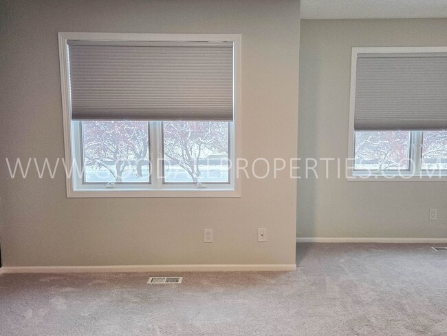 Building Photo - 2 Bedroom Townhome in Gated Community in West Des Moines!!!