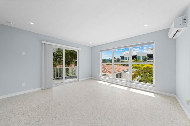 Building Photo - 3220 NE 7th Pl