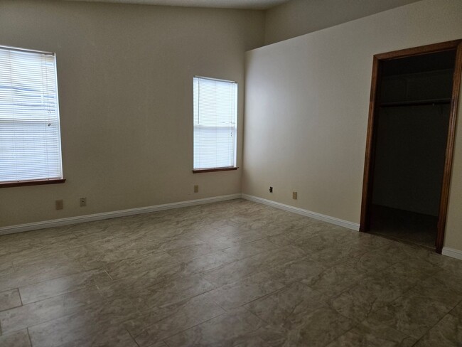 Building Photo - 3 BR 2 BA Available Now