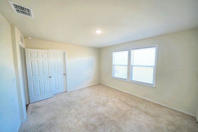 Building Photo - Stylish Move-In Ready Home in Rosillo Ranch, San Antonio, TX - Realtor Commission: $400