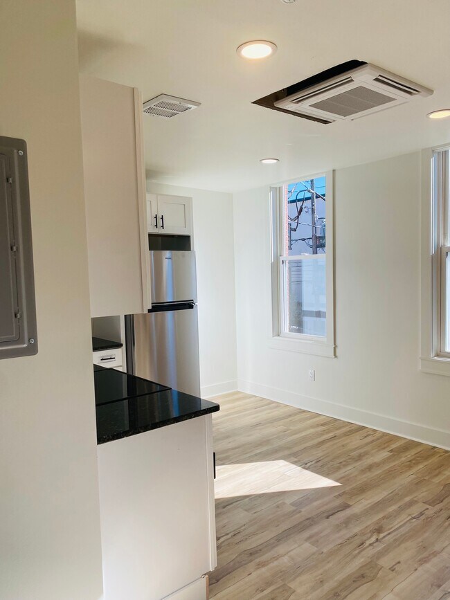 Building Photo - 11 E Walnut St