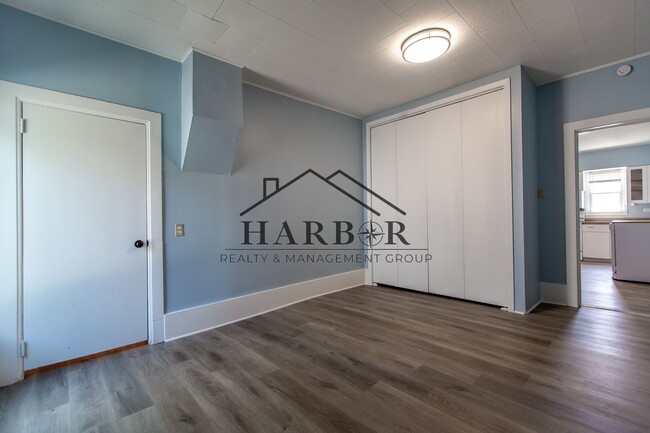 Building Photo - Large 3 Bedroom Apartment!