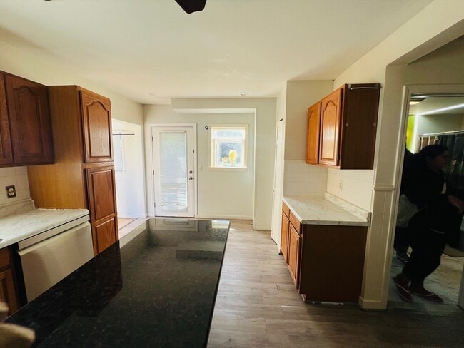 Building Photo - 524 Merrimack St