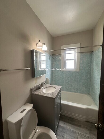 Building Photo - 72 Thurston St