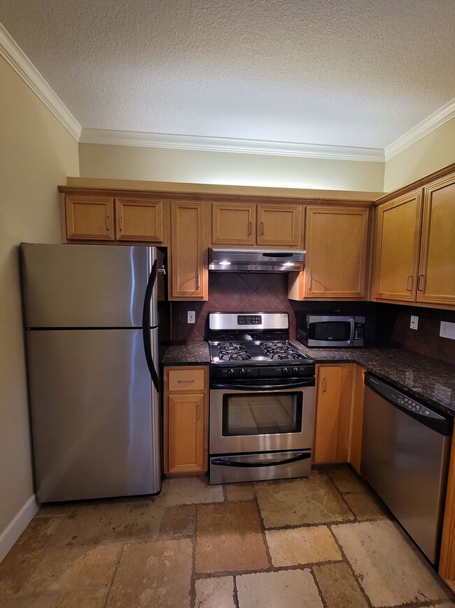 Building Photo - Contemporary Condo in Johns Landing
