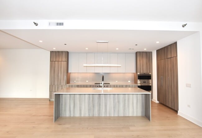 Building Photo - 60 E Randolph St