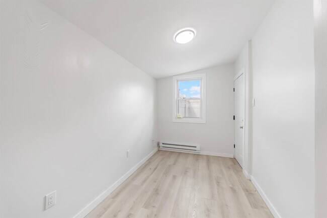 Building Photo - 600 67th St