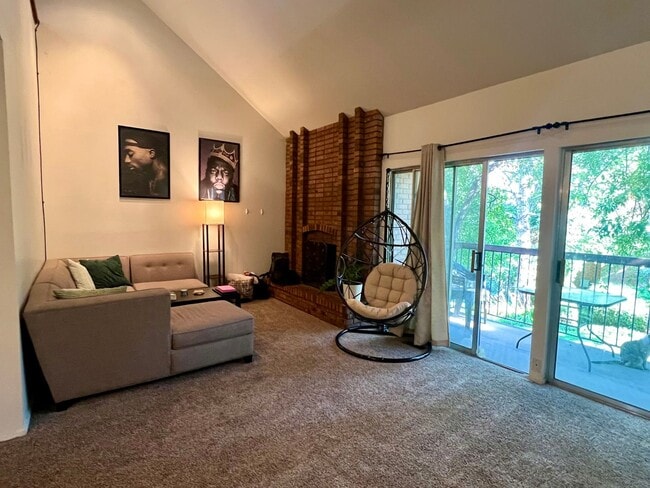 Building Photo - Quiet Sandy Condo