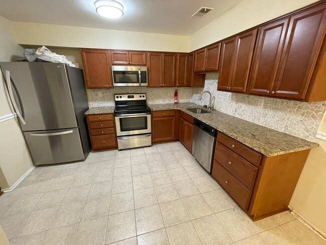 Building Photo - 15039 Cherrywood Dr