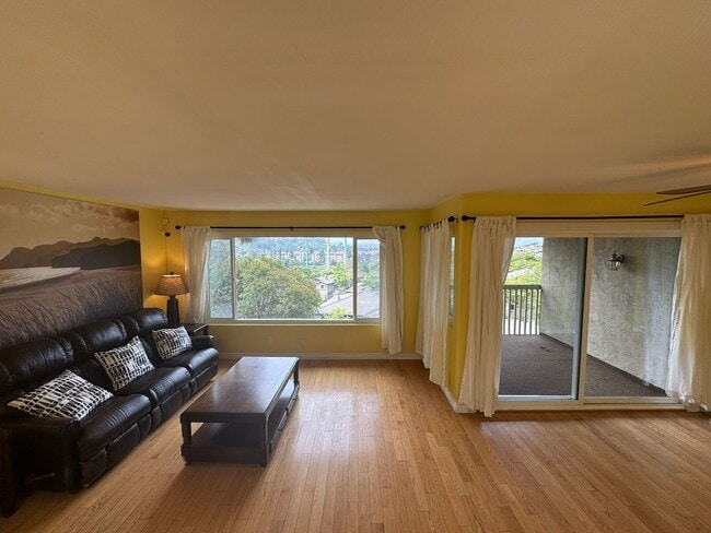 Building Photo - 3BD/2BA HOME w/ attached garage near USD/C...