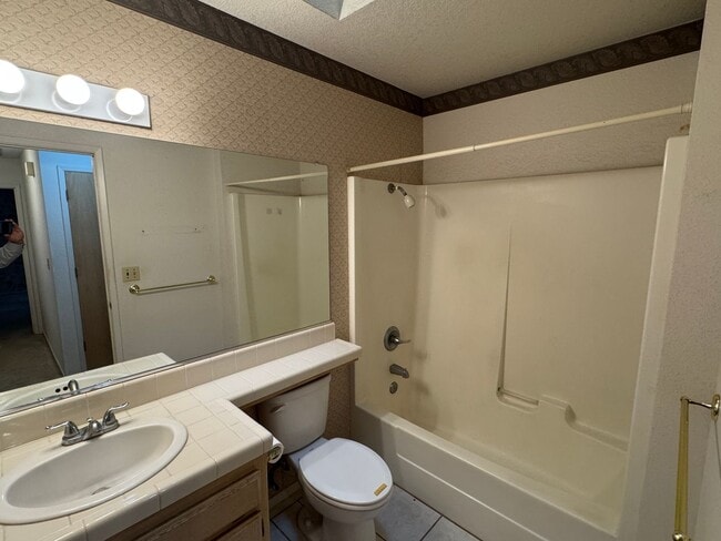 Building Photo - 3 bedroom 2 bath house in established neighborhood