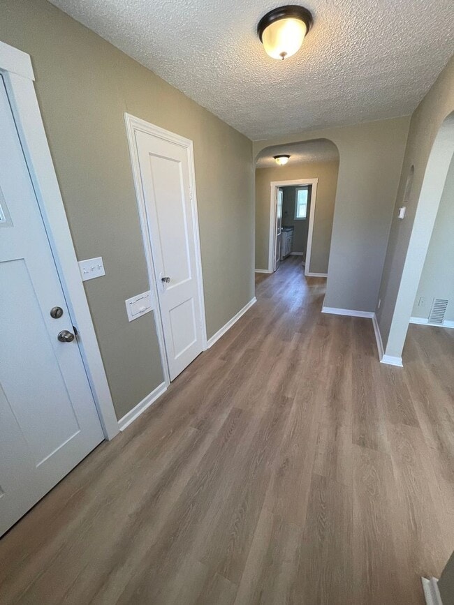 Building Photo - Fully Remodeled Home on Large Lot!