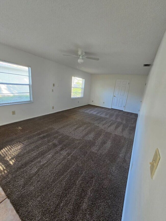 Building Photo - Lovely 1/2 Duplex in St Cloud