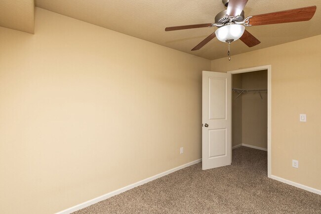 Building Photo - END UNIT!!  3 Bedroom, 2.5 Bathroom Townhome in West Des Moines!