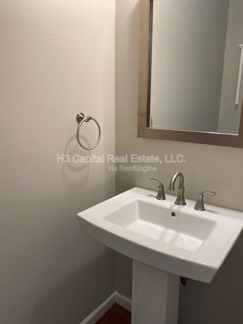 Building Photo - 2852 Fairway Dr