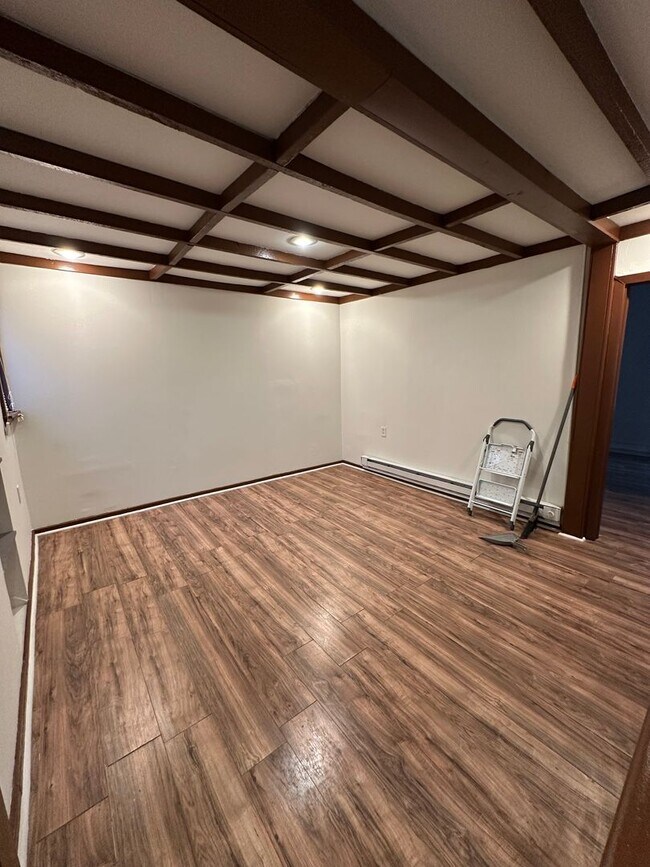 Building Photo - Newly renovated 1 bedroom apartment on 2nd floor