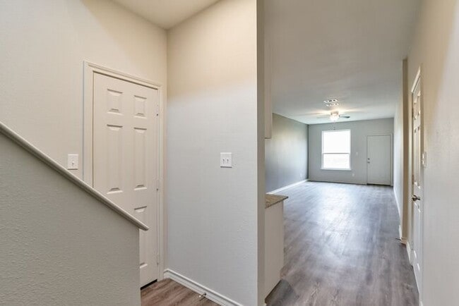 Building Photo - Fort Worth Duplex NOW LEASING for a June M...