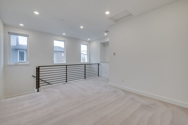 Building Photo - Modern Sammamish Townhome with Style, Spac...