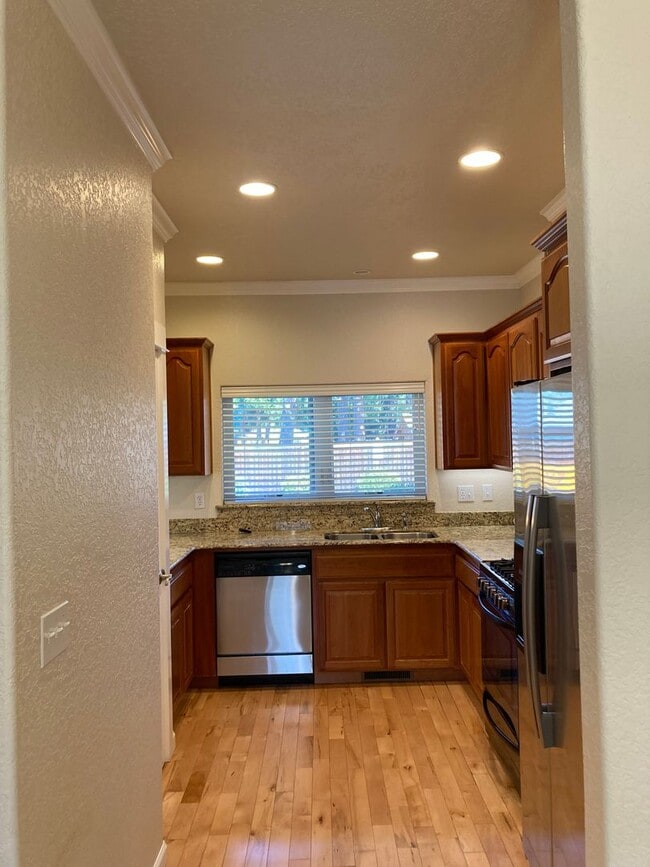 Building Photo - 2 Bedroom 2.5 Bath Townhome