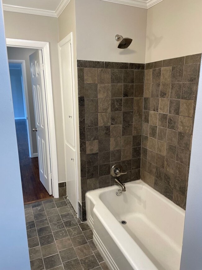 Building Photo - Darling Midtown Charmer! 3 bed 1 bath - NE...