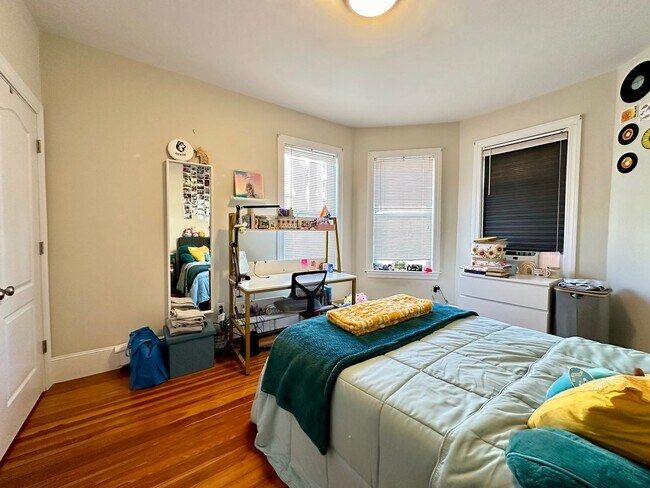 Building Photo - Mission Hill 5 -Bed