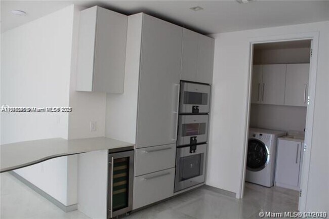 Building Photo - 16901 Collins Ave