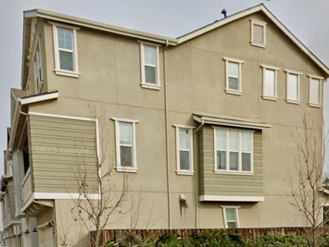 Building Photo - Luxury 4BR Home with Dual Side Yards, Putting Green & Zen-Inspired Master Suite