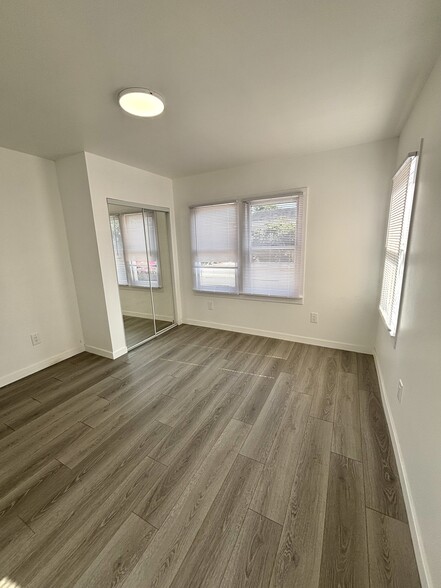 Building Photo - 1956 1/2 Park Grove Ave