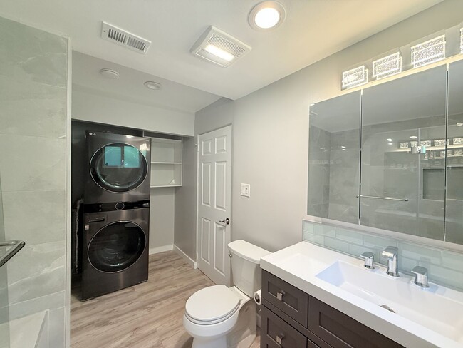 Building Photo - AVAILBLE NOW !! 2 Bedroom 2 Bathroom Apart...
