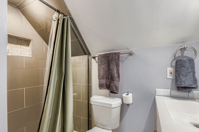 Building Photo - 536 E 2nd Ave