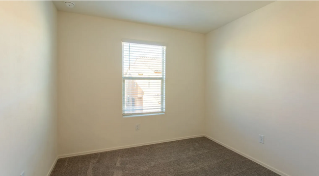 Building Photo - Beautiful 4 bedroom 2.5 bath home