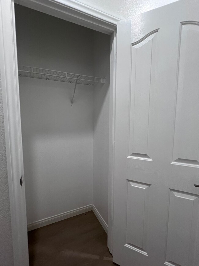 Building Photo - Stunning 4-Bed 3 Car Garage Gated Single S...