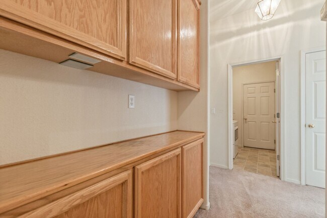 Building Photo - 3 Bedroom, 2 Bath home in Double Diamond Neighborhood