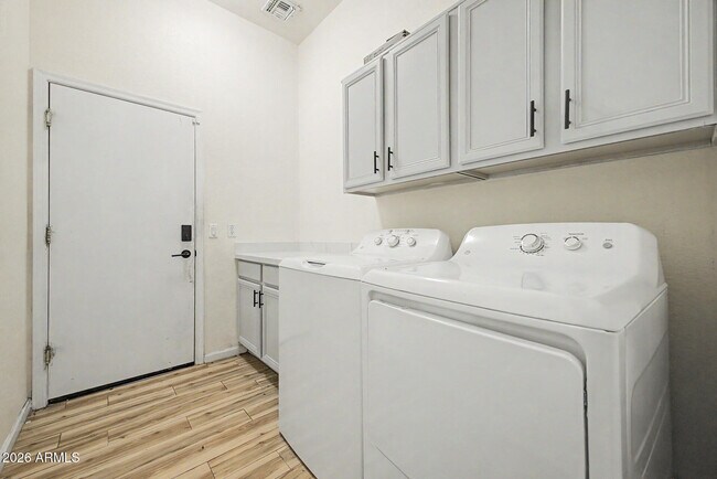 Building Photo - 8663 W Yukon Dr