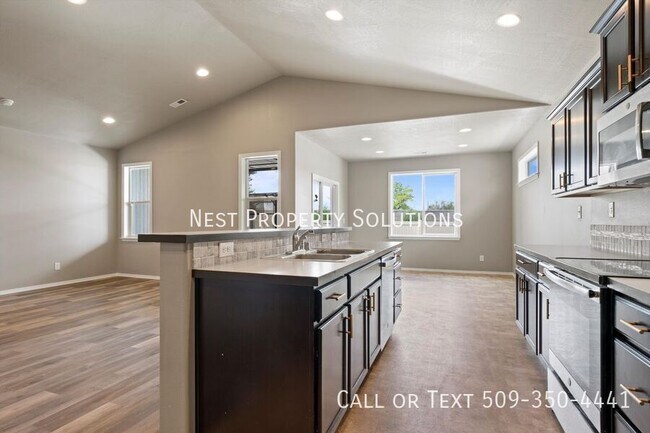 Building Photo - 558 S Lakeland Dr