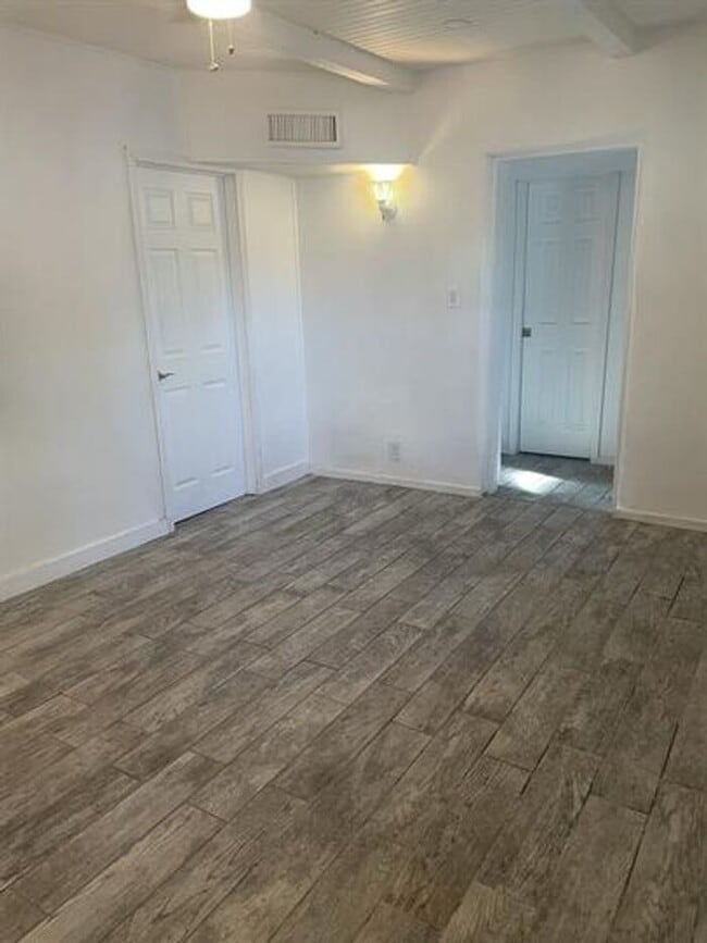 Building Photo - Cute 2 Bedroom Cottage.  Minutes to UofA