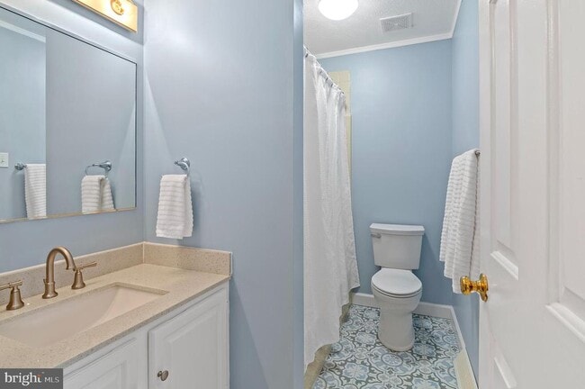 Building Photo - 689 Clearview Ave