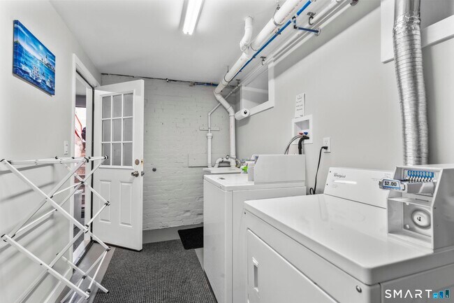 Building Photo - 548 Ferry St