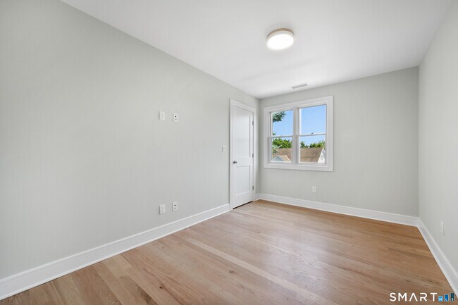 Building Photo - 115 E Elm St