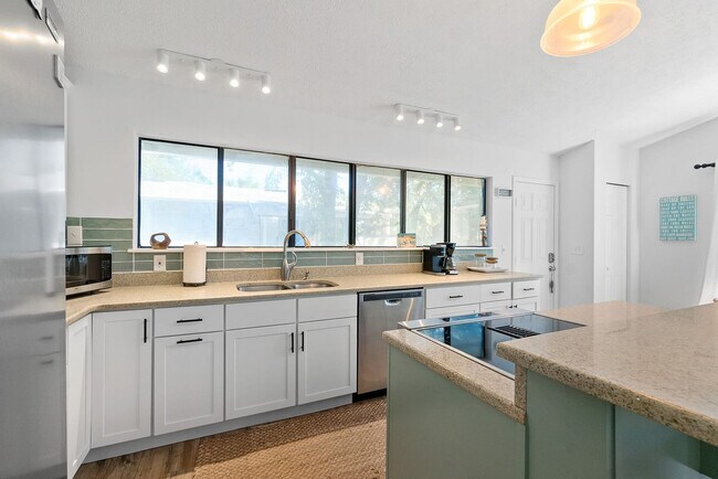 Building Photo - 152 Manresa Rd