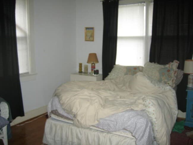 Building Photo - Charming 2 Bedroom House Downtown