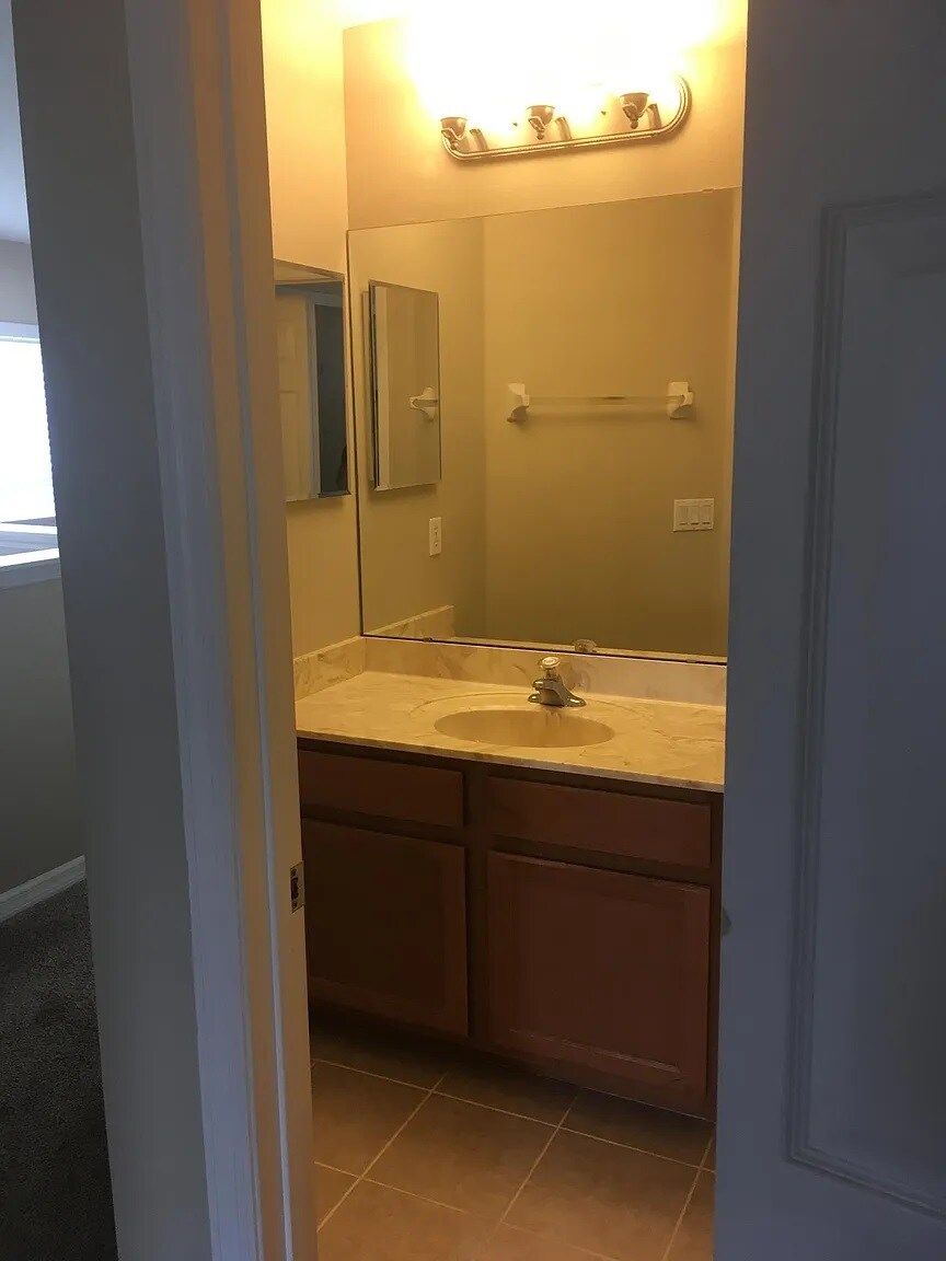 Building Photo - 10316 Fallsgrove St