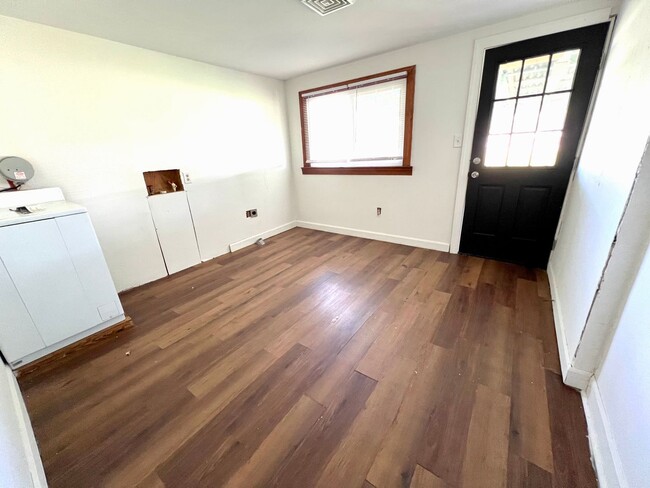 Building Photo - 4 Bedroom 2 Bathroom Home Located in Empor...