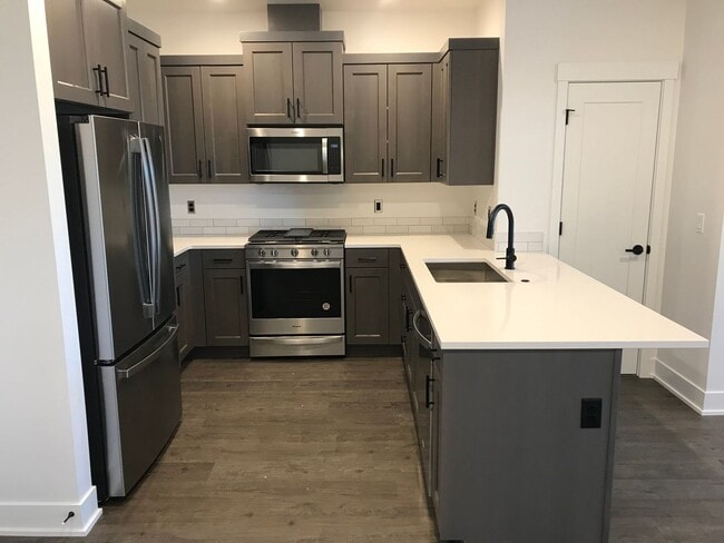 Building Photo - Petrosa 3 Bedroom Townhome